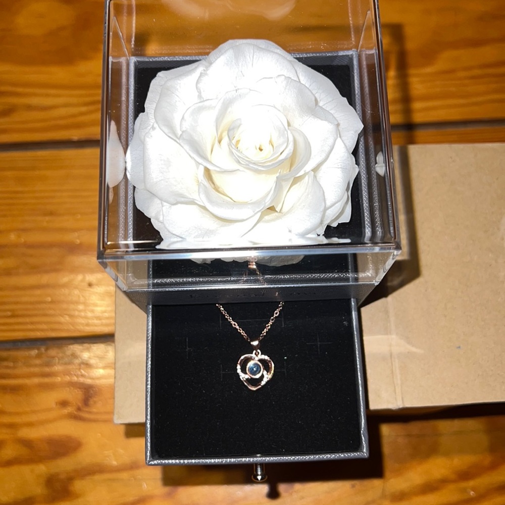 Beautiful necklace with real preserved roses